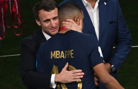 Emmanuel Macron défend Kylian Mbappé