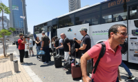 Des Israéliens descendent d'un bus après avoir été rapatriés en Israël lors d'un vol spécial, le 18 juin 2025 à Tel Aviv ( AFP / GIL COHEN-MAGEN )