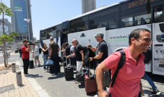 Des Israéliens descendent d'un bus après avoir été rapatriés en Israël lors d'un vol spécial, le 18 juin 2025 à Tel Aviv ( AFP / GIL COHEN-MAGEN )