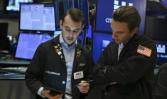 Deux opérateurs à la Bourse de New York le 13 juin 2025. ( AFP / ANGELA WEISS )