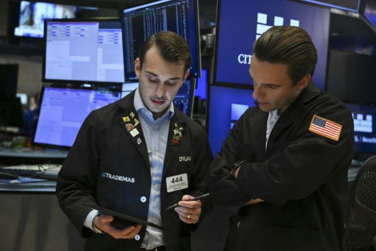 Deux opérateurs à la Bourse de New York le 13 juin 2025. ( AFP / ANGELA WEISS )