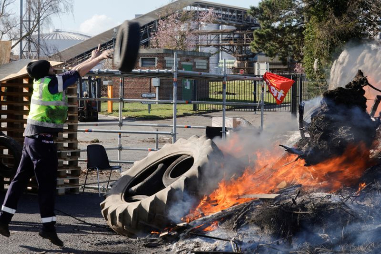 Des travailleurs manifestent contre la fermeture des activités sucrières dans une usine à Escaudoeuvres