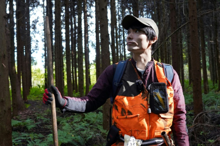 Kakeru Matsuhashi, un "matagi" (chasseur traditionnel dans le nord-est du Japon), le 25 octobre 2025 à Kita-Akita ( AFP / Caroline GARDIN )