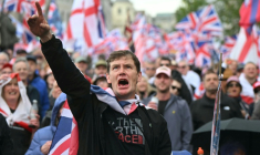 Dans la manifestation à l'appel du militant d'extrême droite Tommy Robinson à Londres le 16 mai 2026 ( AFP / JUSTIN TALLIS )