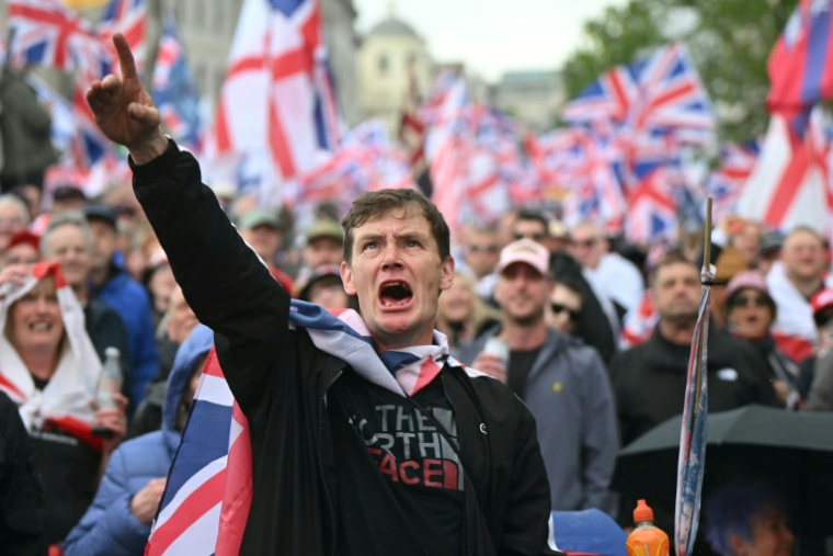 Dans la manifestation à l'appel du militant d'extrême droite Tommy Robinson à Londres le 16 mai 2026 ( AFP / JUSTIN TALLIS )