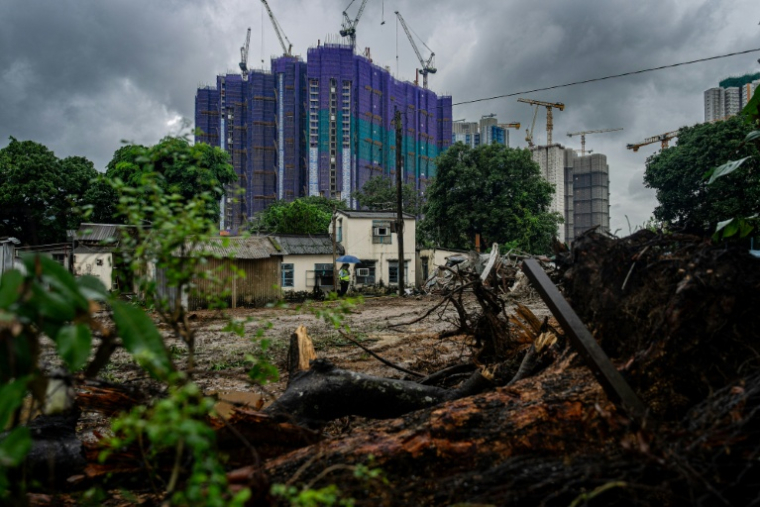 Des nouveaux immeubles résidentiels en construction dans le cadre d'un vaste projet de pôle technologique, le 17 juin 2026 à Hong Kong  ( AFP / Leung Man Hei )