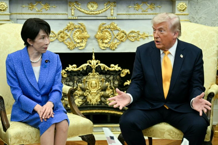 Le président américain Donald Trump et la Première ministre japonaise Sanae Takaichi lors d'une rencontre dans le Bureau ovale de la Maison Blanche, le 19 mars 2026à Washington ( AFP / Jim WATSON )