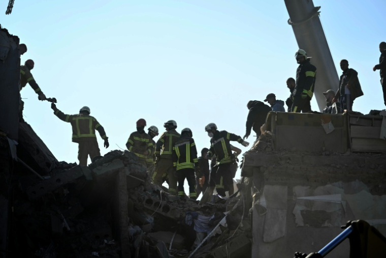 Les secours à la recherche de survivants dans les décombres d'un immeuble résidentiel après une frappe aérienne russe à Prylouky en Ukraine le 7 octobre 2026 ( AFP / Genya SAVILOV )