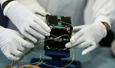 Des ingénieurs sénégalais travaillent sur une partie du satellite Gaindesat-1B au Centre spatial universitaire de Montpellier (CSUM), dans le sud de la France, le 4 septembre 2026 ( AFP / Gabriel BOUYS )