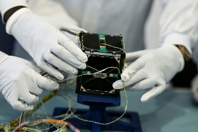 Des ingénieurs sénégalais travaillent sur une partie du satellite Gaindesat-1B au Centre spatial universitaire de Montpellier (CSUM), dans le sud de la France, le 4 septembre 2026 ( AFP / Gabriel BOUYS )