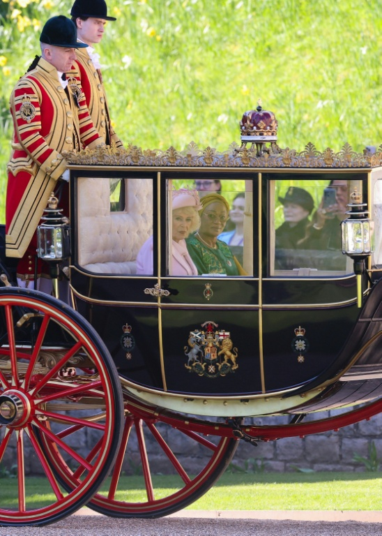La reine Camilla et la première dame du Nigeria, Oluremi Tinubu, se rendent au château de Windsor à bord de la calèche d'État écossaise, le 18 mars 2026 ( POOL / Chris Jackson )