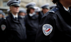 Des policiers français sont au garde-à-vous lors d'une cérémonie à la préfecture de police de Paris