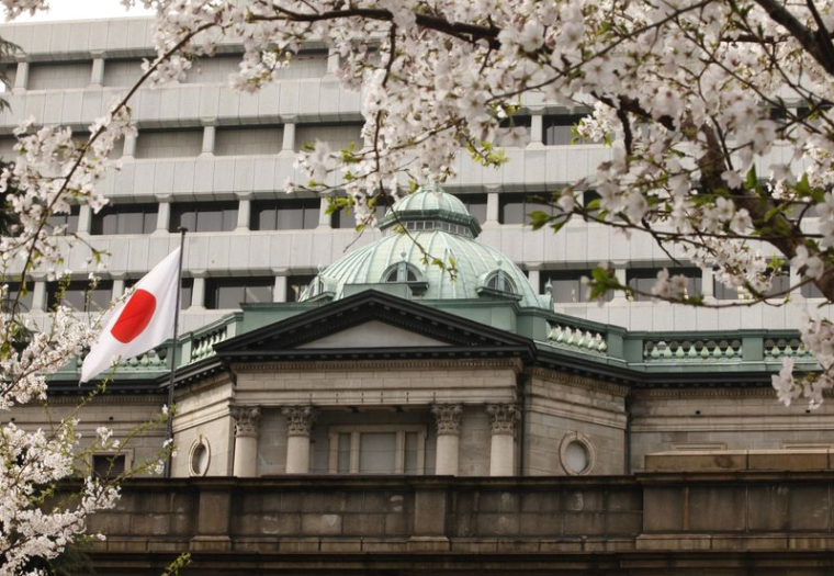 Des cerisiers en pleine floraison devant le siège de la Banque du Japon à Tokyo