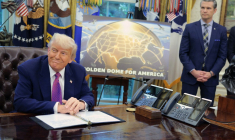 Donald Trump et Pete Hegseth à Wahsington, aux États-Unis, le 20 mai 2025. ( GETTY IMAGES NORTH AMERICA / CHIP SOMODEVILLA )