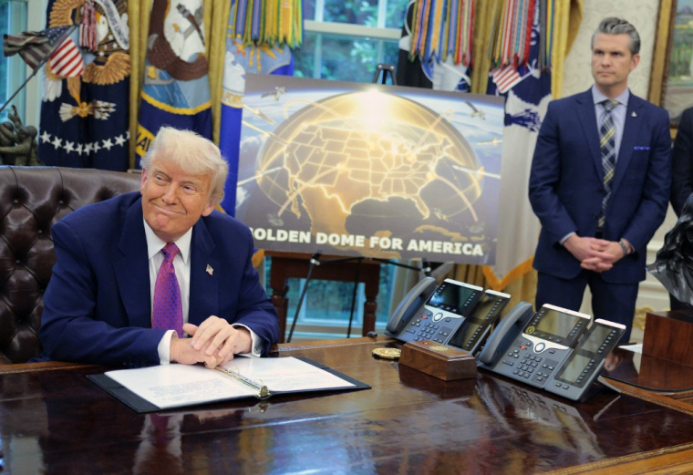 Donald Trump et Pete Hegseth à Wahsington, aux États-Unis, le 20 mai 2025. ( GETTY IMAGES NORTH AMERICA / CHIP SOMODEVILLA )