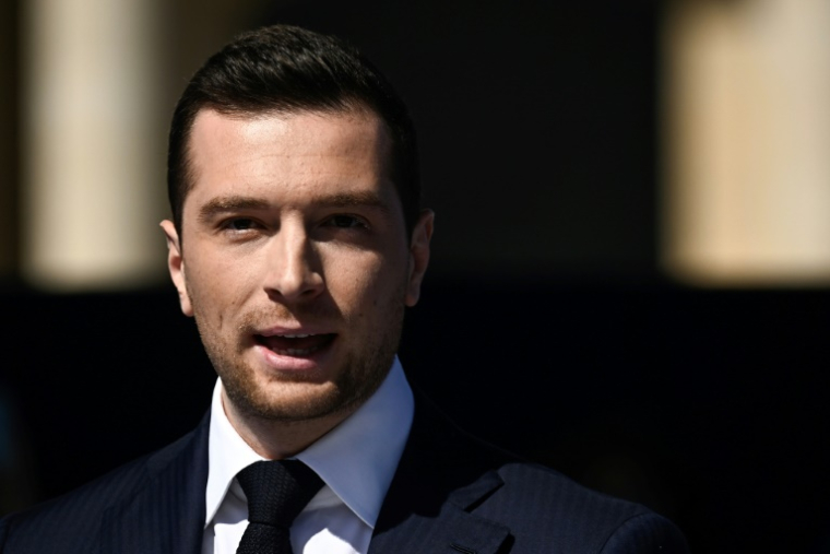 Le président du parti d'extrême droite français Rassemblement National (RN), Jordan Bardella, prononce un discours lors d'un rassemblement en soutien à Marine Le Pen, à Paris, le 6 avril 2025 ( AFP / JULIEN DE ROSA )