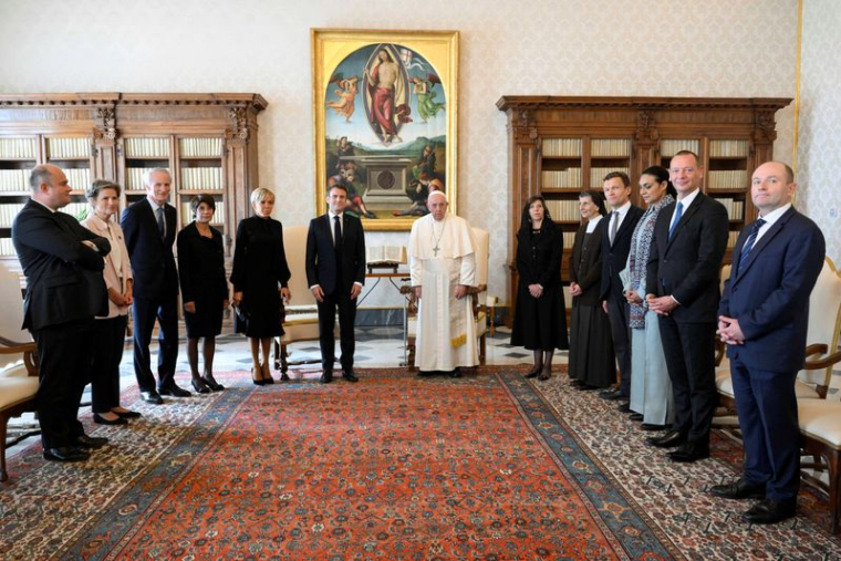 Le pape François rencontre le président français Emmanuel Macron et son épouse Brigitte Macron au Vatican