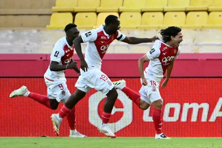L'attaquant monégasque Takumi Minamino célèbre son but lors du match de Ligue 1 entre l'AS Monaco et le Racing Club de Strasbourg au stade Louis-II le 31 août 2025 ( AFP / FREDERIC DIDES )