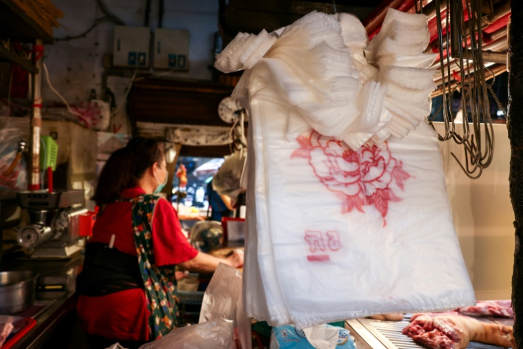 Des sacs en plastique sont visibles sur un marché local de Keelung, à Taïwan, le 9 juin 2026 ( AFP / I-Hwa Cheng )