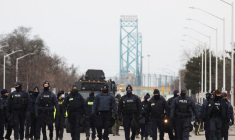 LE PONT AMBASSADOR ROUVRE APRÈS L'EXPULSION DES MANIFESTANTS