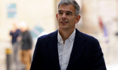 Le nouveau patron de la BBC Matt Brittin à son arrivée au siège du groupe à Londres le 18 mai 2026 ( AFP / Brook Mitchell )