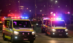 Des ambulances à proximité de la célèbre plage de Bondi à Sydney, théâtre d'une attaque par balles qui a fait neuf morts, le 14 décembre 2025 ( AFP / Saeed KHAN )