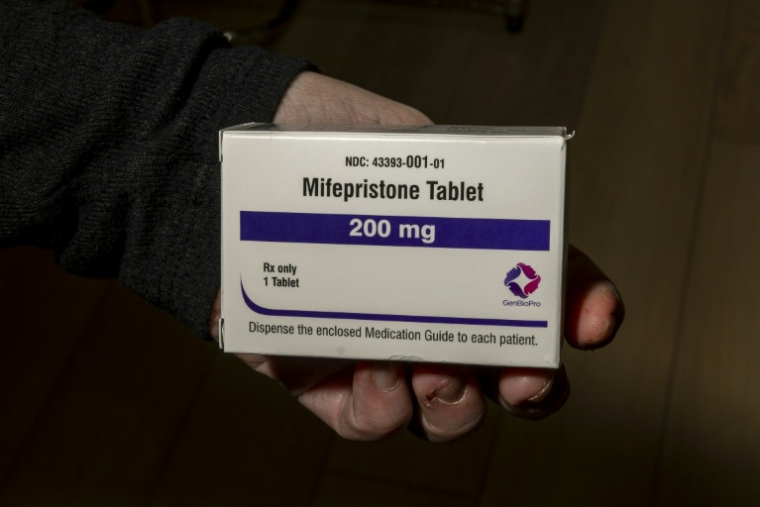 Une boîte de mifépristone (RU 486), utilisée dans près de deux tiers des avortements aux Etats-Unis, à Casper, dans l'Etat américain du Wyoming, le 10 mars 2025 ( GETTY IMAGES NORTH AMERICA / NATALIE BEHRING )