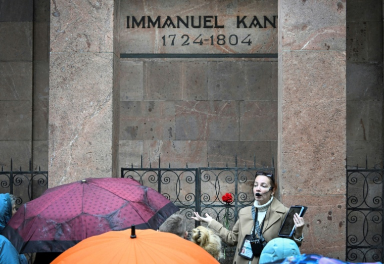 Un guide touristique devant la tombe du philosophe Emmanuel Kant, à Kaliningrad le 15 octobre 2025  ( AFP / Alexander NEMENOV )