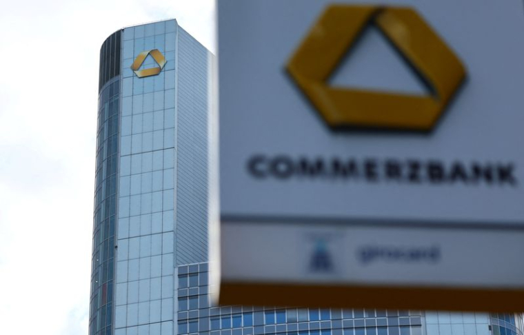 Un logo Commerzbank à Francfort, Allemagne