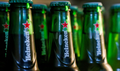 Des bouteilles de bière Heineken sont exposées dans un réfrigérateur dans un bar de Gurugram.
