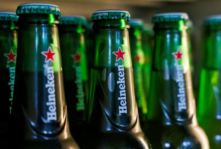 Des bouteilles de bière Heineken sont exposées dans un réfrigérateur dans un bar de Gurugram.