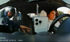 Extrait d'une vidéo prise par une caméra de vidéosurveillance fixée à l'intérieur d'un véhicule montrant un homme fracassant la vitre passager pour s'emparer du téléphone de la conductrice, le 28 août 2026 à Sao Paulo, au Brésil  ( AFP / Tabata GOMES LENK )