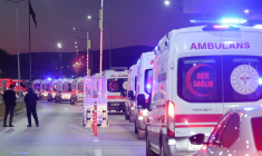 Des ambulances sont alignées à l'entrée du siège de la compagnie aéronautique turque TUSAS