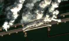 Image satellite prise le 22 juin 2026 et rendue publique le 23 juin 2026 par la société Vantor, montrant de la fumée s'élevant du pont de Crimée ( Satellite image ©2026 Vantor / Handout )