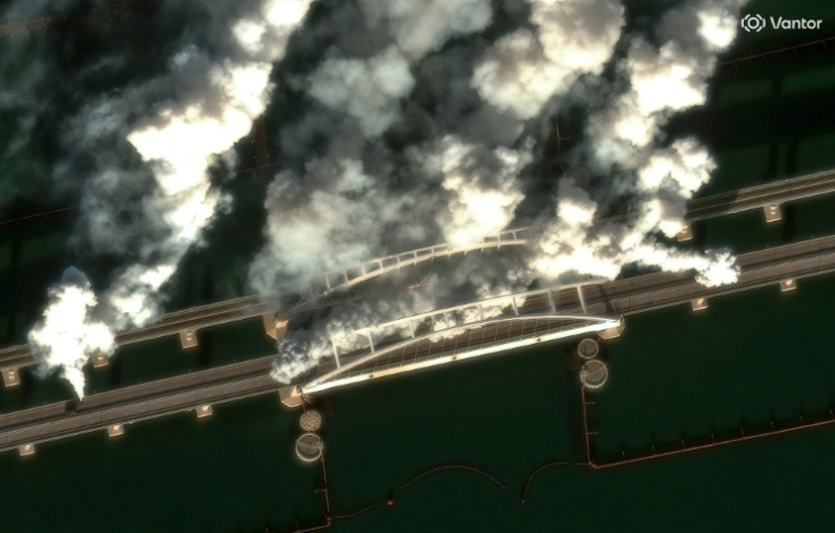 Image satellite prise le 22 juin 2026 et rendue publique le 23 juin 2026 par la société Vantor, montrant de la fumée s'élevant du pont de Crimée ( Satellite image ©2026 Vantor / Handout )