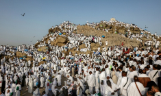 Des pèlerins musulmans prient sur le mont Arafat, étape phare du grand pèlerinage à La Mecque, le 26 mai 2026 en Arabie saoudite ( AFP / Zain JAAFAR )