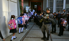 Rentrée des classes à Caracas le 12 janvier, dix jours après l'attaque américaine ( AFP / Juan BARRETO )