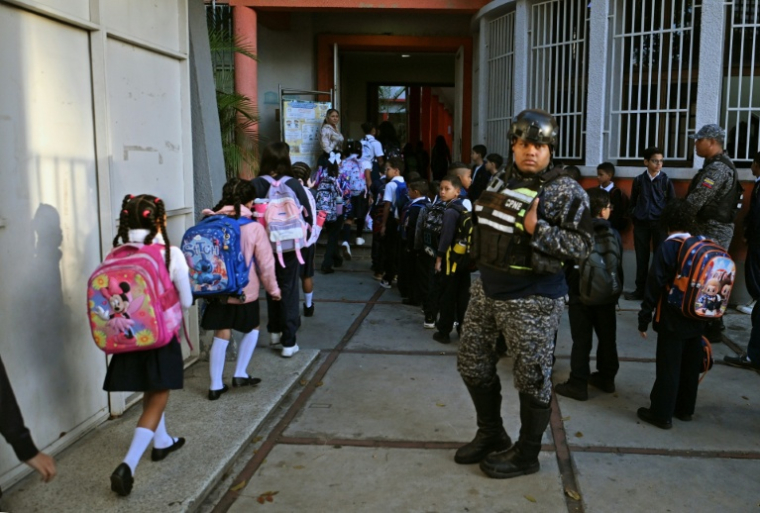Rentrée des classes à Caracas le 12 janvier, dix jours après l'attaque américaine ( AFP / Juan BARRETO )
