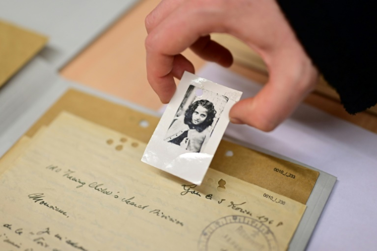 Des dossier d'une enfant recherchée dans les archives de Bad Arolsen, le 6 mars 2025 en Allemagne ( AFP / Ina FASSBENDER )