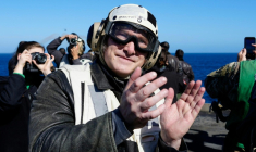 Photo distribuée par la présidence argentine montrant le président Javier Milei sur le pont du porte-avions USS Nimitz lors d'exercices conjoints dans les eaux argentines, près de Mar del Plata, dans la province de Buenos Aires, le 30 avril 2026 ( Argentina's Presidency Press Office / Handout )