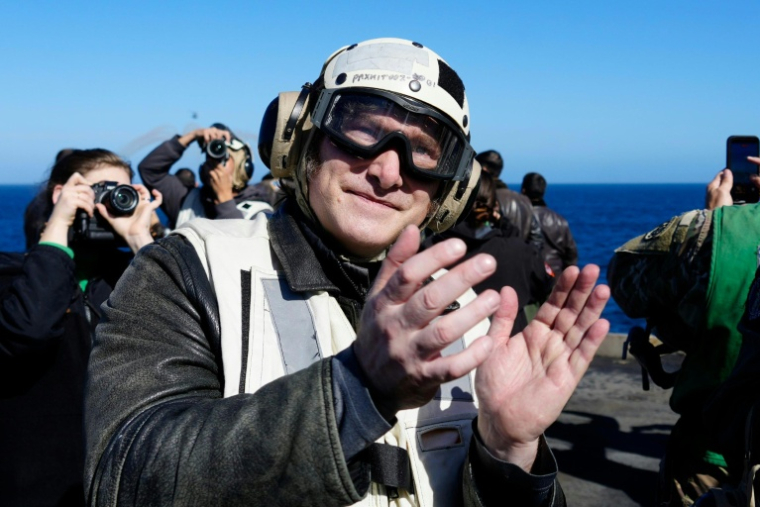 Photo distribuée par la présidence argentine montrant le président Javier Milei sur le pont du porte-avions USS Nimitz lors d'exercices conjoints dans les eaux argentines, près de Mar del Plata, dans la province de Buenos Aires, le 30 avril 2026 ( Argentina's Presidency Press Office / Handout )