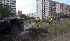 PHOTO D'ARCHIVES: Des pompiers sur le site d'une attaque militaire russe dans la ville de Pervomaiskyi, dans la région de Kharkiv, en Ukraine