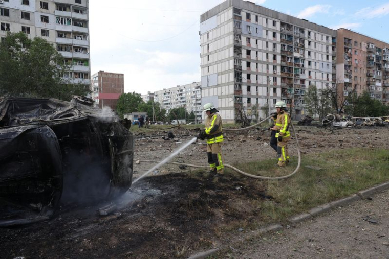 PHOTO D'ARCHIVES: Des pompiers sur le site d'une attaque militaire russe dans la ville de Pervomaiskyi, dans la région de Kharkiv, en Ukraine
