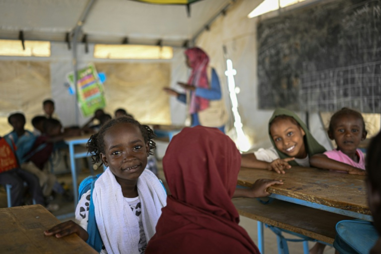 Des élèves dans une école primaire dans  un camp de personnes déplacées, le 26 avril 2026 près de Port-Soudan, au Soudan ( AFP / Khaled DESOUKI )
