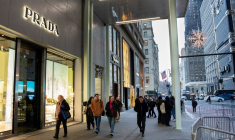 Des acheteurs se promènent sur la 5e avenue à Manhattan, à New York