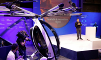 L'inventeur Franky Zapata présente son "AirScooter" à Paris le 14 juin 2023 ( AFP / Ludovic MARIN )