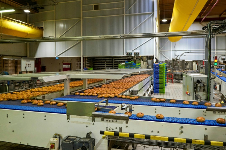 Des brioches sur une ligne de production de l'usine Harrys à Montierchaume, le 29 avril 2025 dans l'Indre ( AFP / GUILLAUME SOUVANT )