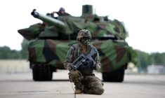 Un soldat du 12eme Regiment de Cuirassiers, devant un Char Leclerc, à Olivet, près d'Orleans (illustration) ( AFP / GUILLAUME SOUVANT )