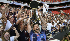 Matthieu Jalibert de Bordeaux-Bègles brandit la Champions Cup remportée pour la deuxième année consécutive, le 23 mai 2026 à Bilbao face au Leinster ( AFP / ANDER GILLENEA )