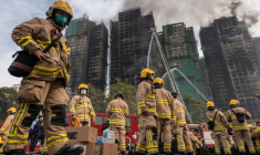Des pompiers se préparent après qu'un important incendie a ravagé plusieurs immeubles d'appartements du complexe résidentiel Wang Fuk Court à Hong Kong, le 27 novembre 2025 ( AFP / Dale DE LA REY )